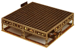 столик для И-Го, подаренный императору Японии императором Кореи. Собрание Национального музея Нара, Япония.
